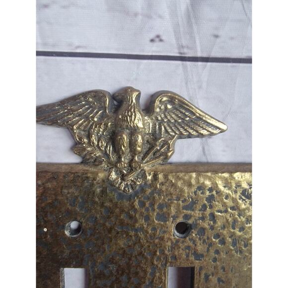 Vintage Patriotic Eagle Hammered Metal Double Light Switch Plate Cover Brass? - Picture 2 of 9